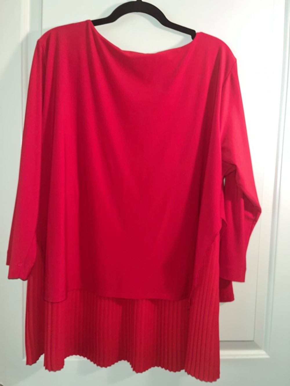 Ali Miles flowy, layered design, featuring a smooth popover top layer & pleated - Picture 2 of 4